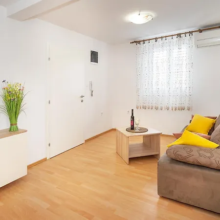 Apartmán Robert With Terrace *