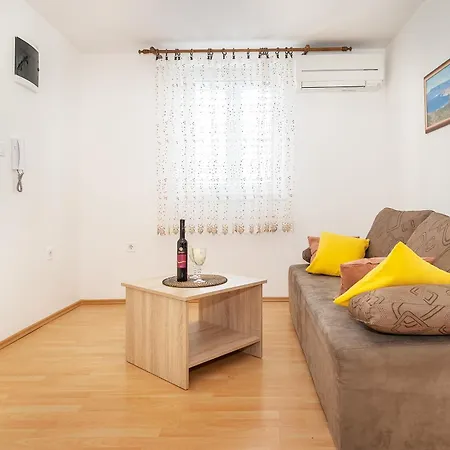 Robert With Terrace Apartment *