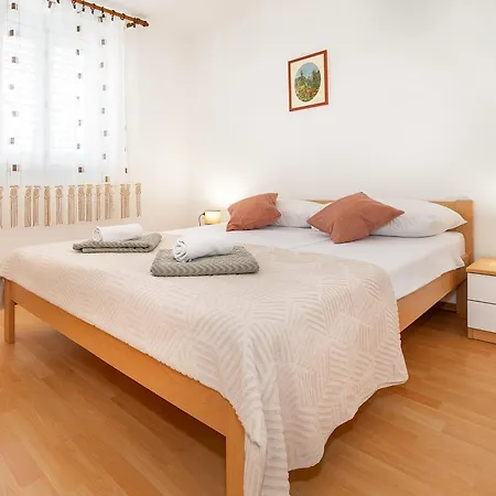 Robert With Terrace Apartmán