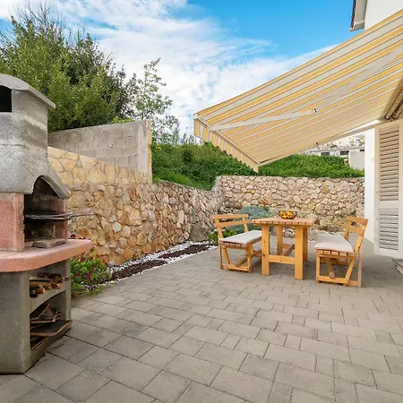 Robert With Terrace Apartment Baška