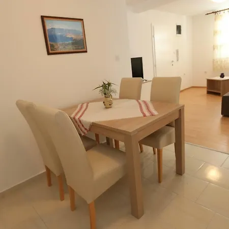 Robert With Terrace Apartment *