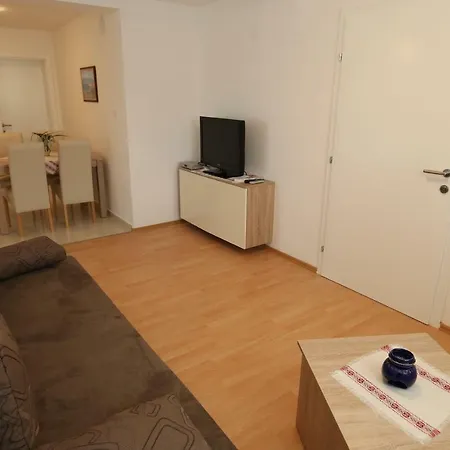 Robert With Terrace Apartment