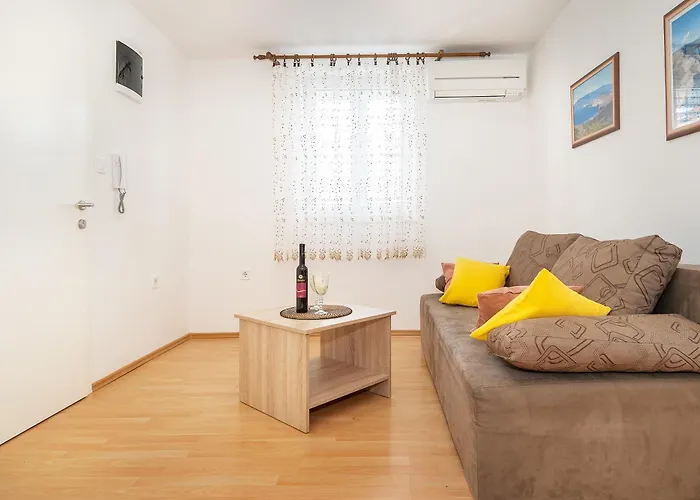 Robert With Terrace Apartment *